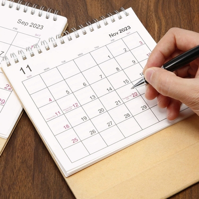 2023 Mencetak Kalender Bulanan Kalender Meja Karton 1400gsm 1800gsm