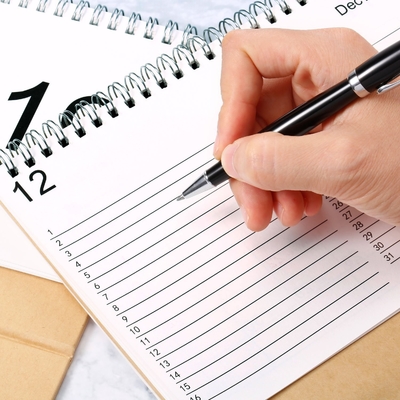 2023 Mencetak Kalender Bulanan Kalender Meja Karton 1400gsm 1800gsm